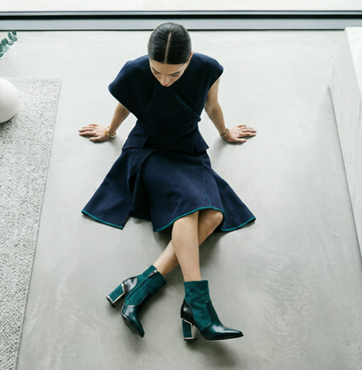 Modelo sentada en el suelo con calzado del sector moda